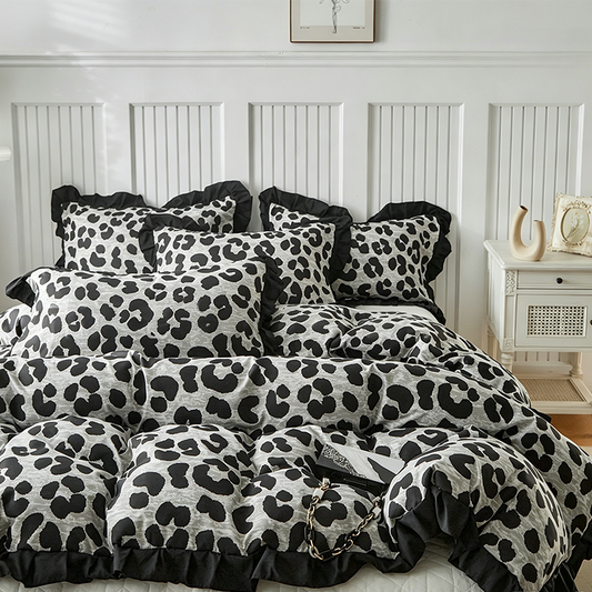 🛏️✨ Leopard Print Ruffled Duvet Cover Set – Bold & Cozy Bedroom Style 🐆